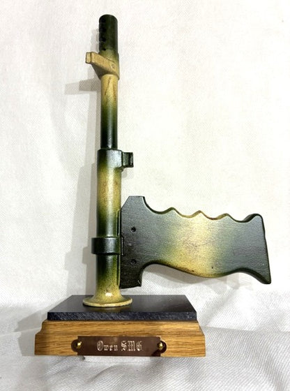 Ausstellungsständer für Owen SMG Bajonett (1. Typ), Tarnung 1.
