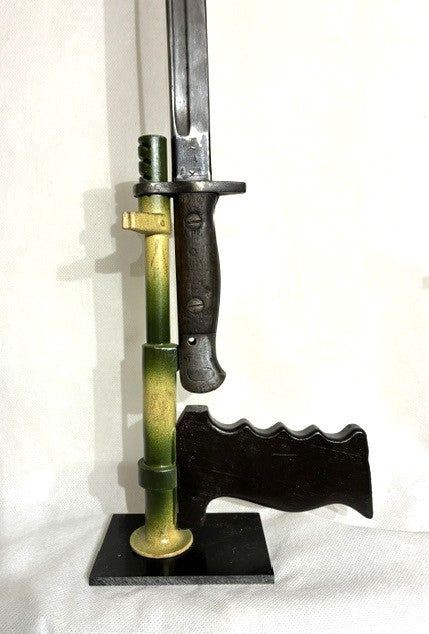 Ausstellungsständer für Owen SMG Bajonett (1. Typ), Tarnung 2.